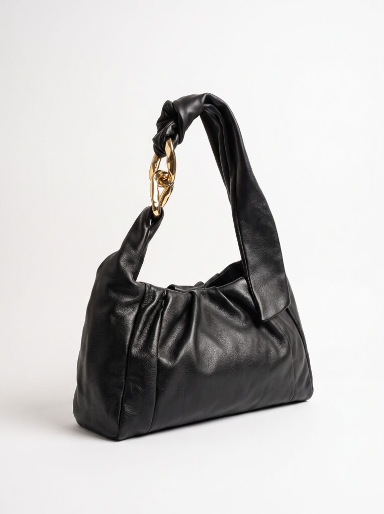 BOLSA SCHUTZ DE OMBRO PRETA COM DETALHE DOURADO