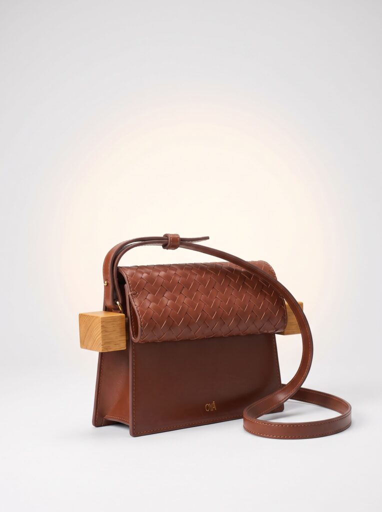 BOLSA OYA DE OMBRO MARROM CHOCOLATE